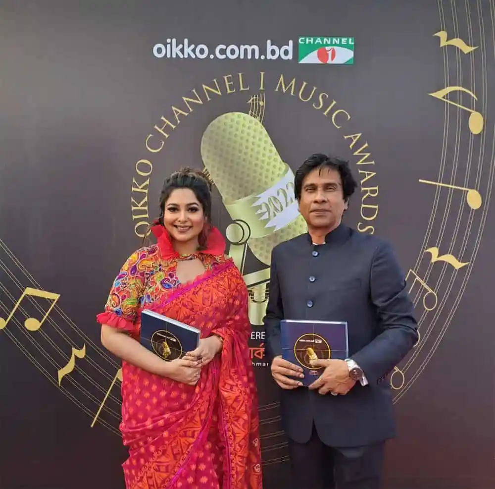 চ্যানেল আই মিউজিক অ্যাওয়ার্ডে দুই ব্যক্তি পুরস্কার গ্রহণ করছেন. Channel i News - চ্যানেল আই নিউজ
