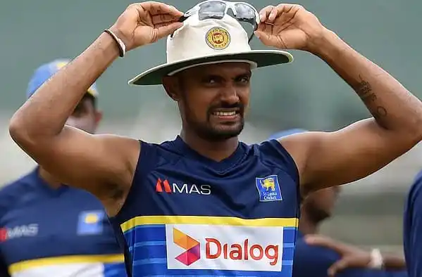 অস্ট্রেলিয়া ক্রিকেটার গুনাথিলাকা হেলমেট পরছেন. Channel i News - চ্যানেল আই নিউজ