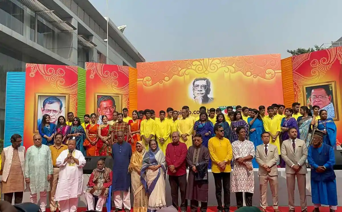 বিভিন্ন বয়সের মানুষজনের সমবেত উপস্থিতি, ব্যানার ও ছবি সহ সাংস্কৃতিক অনুষ্ঠান. Channel i News - চ্যানেল আই নিউজ