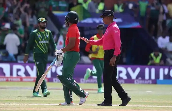 ক্রিকেট ম্যাচে বাংলাদেশ ও শ্রীলঙ্কার খেলোয়াড়রা মাঠে অবস্থান করছে. Channel i News - চ্যানেল আই নিউজ