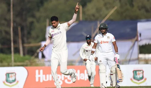 বাংলাদেশ ক্রিকেট দলের খেলোয়াড়রা মাঠে জয় উদযাপন করছে. Channel i News - চ্যানেল আই নিউজ