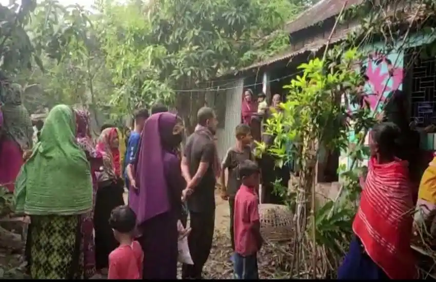 জনগণ একত্রিত হয়ে গৃহবধূ হত্যার প্রতিবাদ করছে।. Channel i News - চ্যানেল আই নিউজ