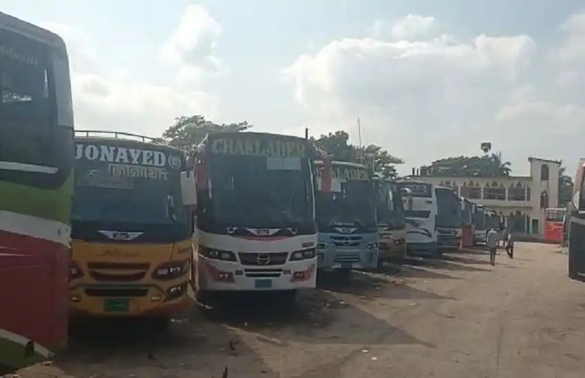 বরিশাল ও ফরিদপুরের বাসস্ট্যান্ডে ঢাকামুখী বাসের সারি. Channel i News - চ্যানেল আই নিউজ