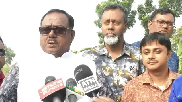 খাদ্যমন্ত্রী সাংবাদিকদের সঙ্গে কথা বলছেন, খাদ্যশস্যের অবৈধ মজুত না করার আহ্বান. Channel i News - চ্যানেল আই নিউজ