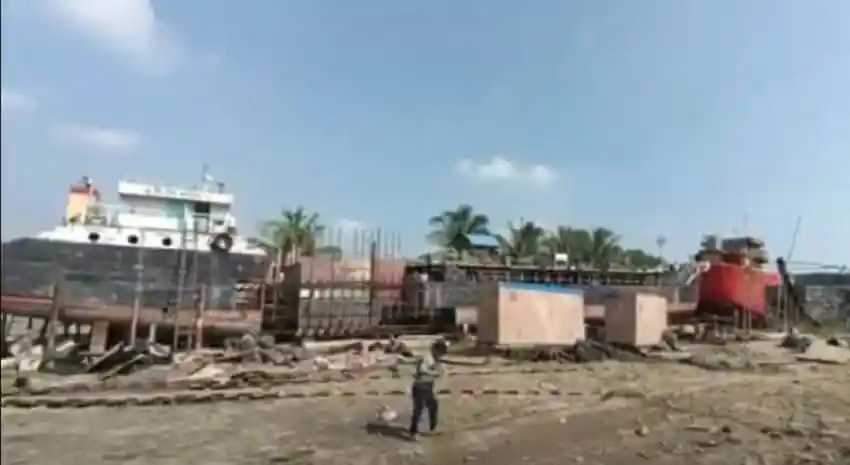 নির্মাণাধীন জাহাজের পাশে শ্রমিক ও নির্মাণ সামগ্রী দেখা যাচ্ছে।. Channel i News - চ্যানেল আই নিউজ