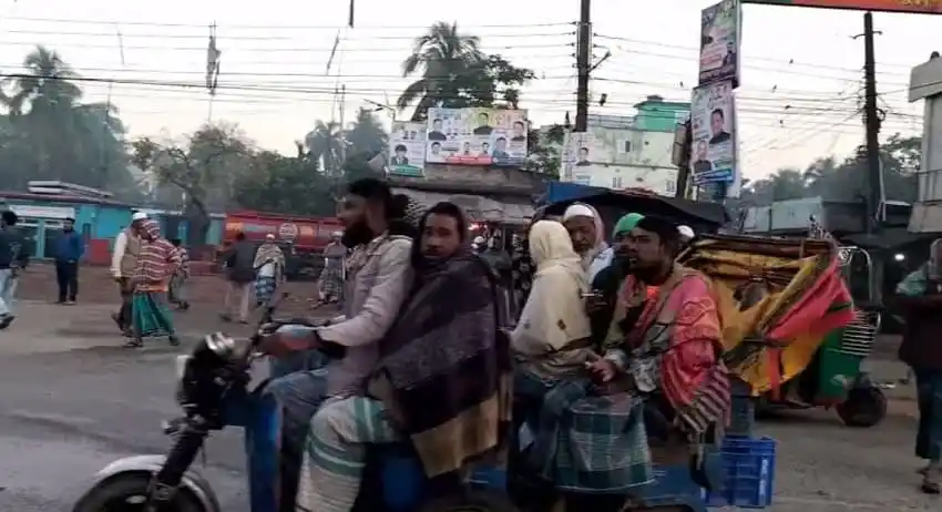 বিভিন্ন মানুষ রাস্তায় চলাচল করছে, কিছু মানুষ রিকশায় বসে আছে।. Channel i News - চ্যানেল আই নিউজ
