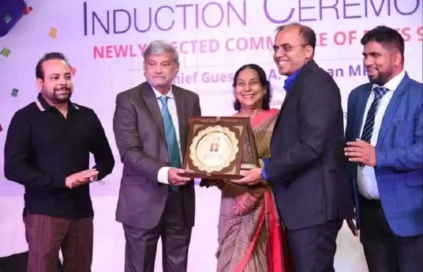 অভিনন্দন প্রদান অনুষ্ঠানে অতিথিরা পুরস্কার গ্রহণ করছেন. Channel i News - চ্যানেল আই নিউজ