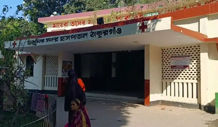 চিকিৎসা কেন্দ্রের প্রবেশদ্বার, রোগী ও দর্শনার্থীরা উপস্থিত. Channel i News - চ্যানেল আই নিউজ
