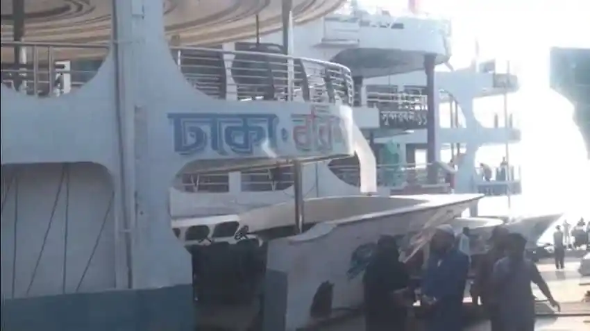 নৌযান শ্রমিক ধর্মঘটের কারণে যাত্রীরা দুর্ভোগে পড়েছেন।. Channel i News - চ্যানেল আই নিউজ