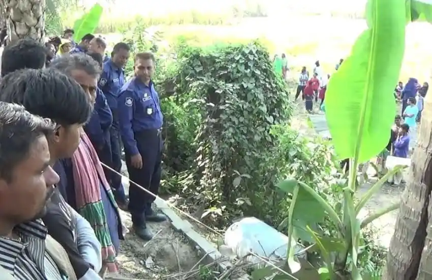 নাটোরে ড্রামে থাকা অজ্ঞাত ব্যক্তির মরদেহ উদ্ধার, পুলিশ ও স্থানীয়রা উপস্থিত. Channel i News - চ্যানেল আই নিউজ