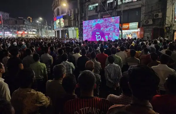 ঢাকা উত্তর সিটির জায়ান্ট স্ক্রিনে হাজারো দর্শক বিশ্বকাপ দেখছেন।. Channel i News - চ্যানেল আই নিউজ