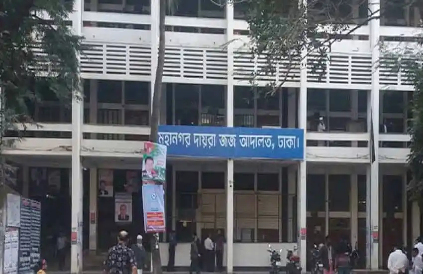 ঢাকার কেন্দ্রীয় কারাগার ভবনের সামনে জনসমাগম ও পতাকা. Channel i News - চ্যানেল আই নিউজ