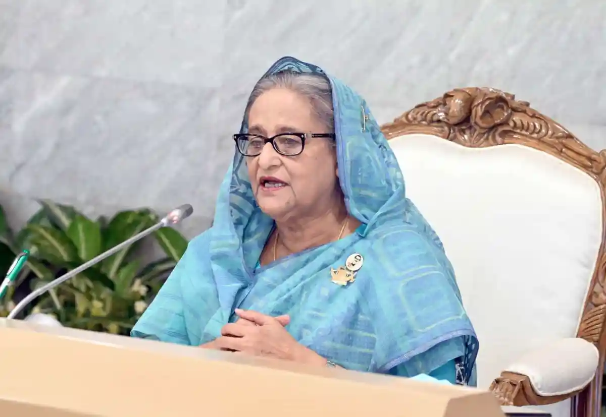 প্রধানমন্ত্রী ভাষণে বসে, বাংলার ঐতিহ্যবাহী পোশাকে।. Channel i News - চ্যানেল আই নিউজ