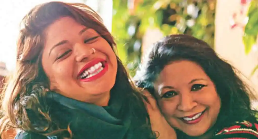 বাংলাদেশি মা-মেয়ে হাসিমুখে ছবি, আনন্দের মুহূর্ত. Channel i News - চ্যানেল আই নিউজ