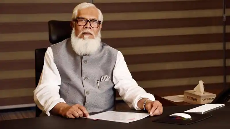 সালমান এফ রহমান বসে আছেন, পেছনে আধুনিক অফিস পরিবেশ. Channel i News - চ্যানেল আই নিউজ