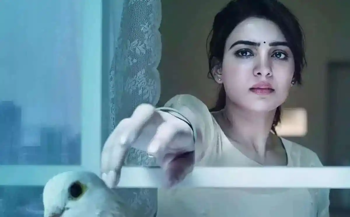 সামান্থা একটি পাখির দিকে তাকাচ্ছেন, চোখে গভীর মনোযোগ. Channel i News - চ্যানেল আই নিউজ