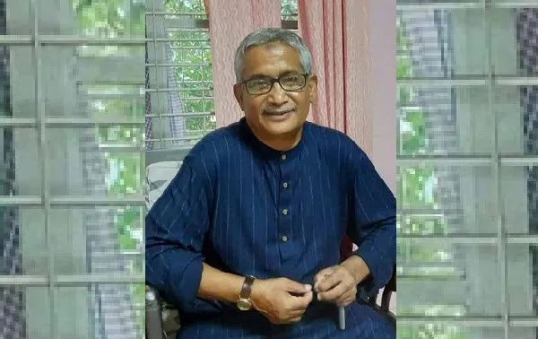 একজন পুরুষ ব্যক্তি হাসিমুখে বসে আছেন. Channel i News - চ্যানেল আই নিউজ