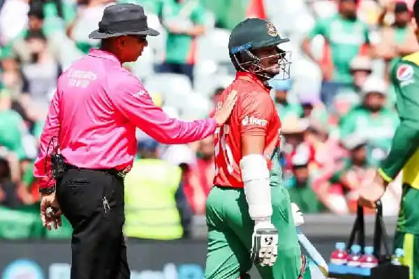 ক্রিকেট ম্যাচে সাকিব আউটের পর আম্পায়ার তাকে শান্ত করেন. Channel i News - চ্যানেল আই নিউজ