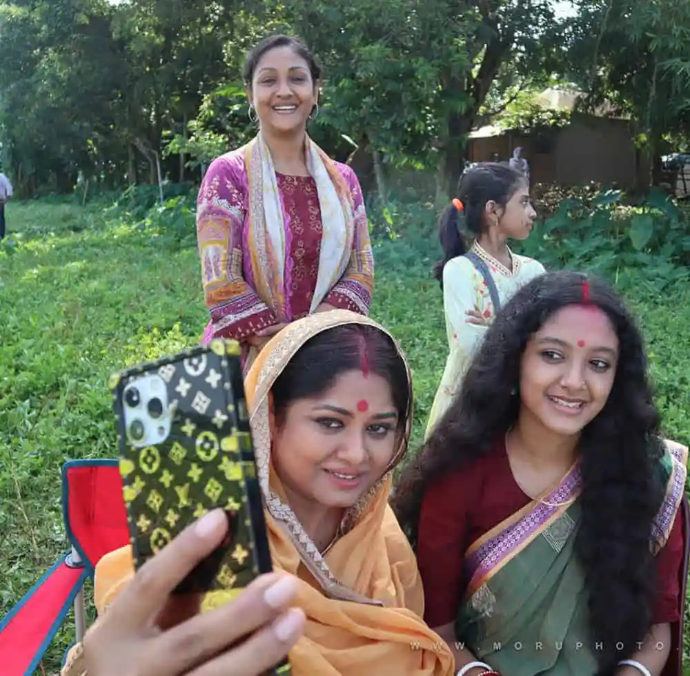 মেয়ে ও তার মা সিনেমার জন্য ছবি তুলছে, হাসি মুখে আনন্দিত. Channel i News - চ্যানেল আই নিউজ