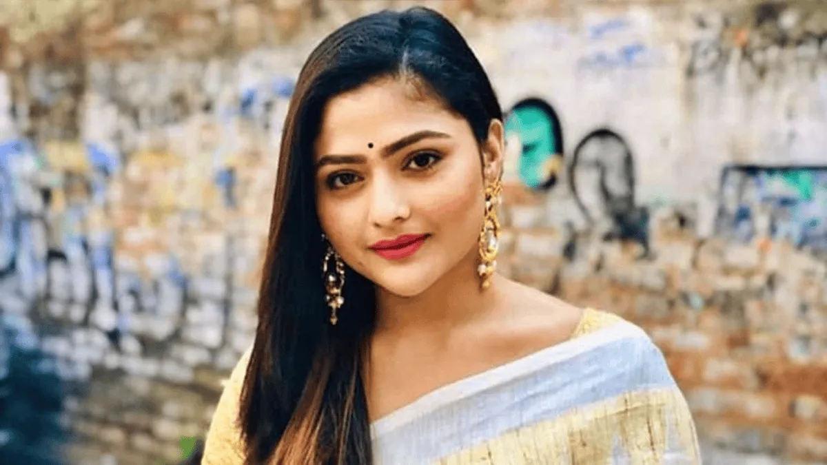 ঐন্দ্রিলা হাস্যোজ্জ্বল মুখে সোজা দাঁড়িয়ে আছেন।. Channel i News - চ্যানেল আই নিউজ
