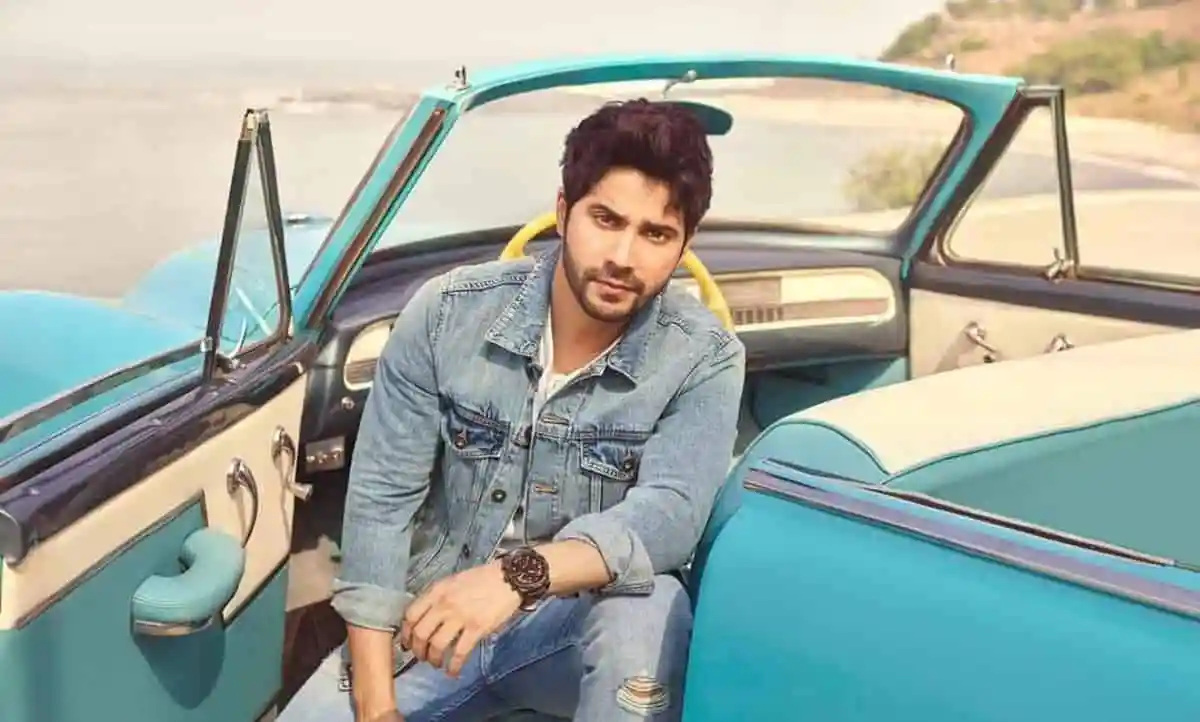 বরুণ ধাওয়ান গাড়ির মধ্যে বসে আছেন, ক্যাজুয়াল পোশাক পরা. Channel i News - চ্যানেল আই নিউজ
