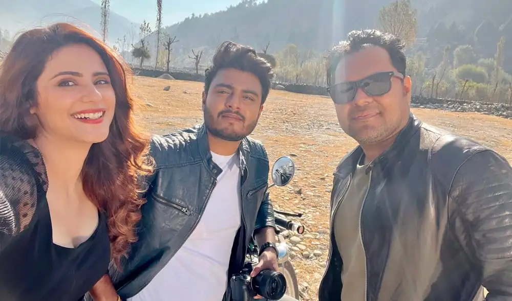 তিনজন ব্যক্তি outdoors, পাহাড়ি পরিবেশে ছবি তুলছেন. Channel i News - চ্যানেল আই নিউজ
