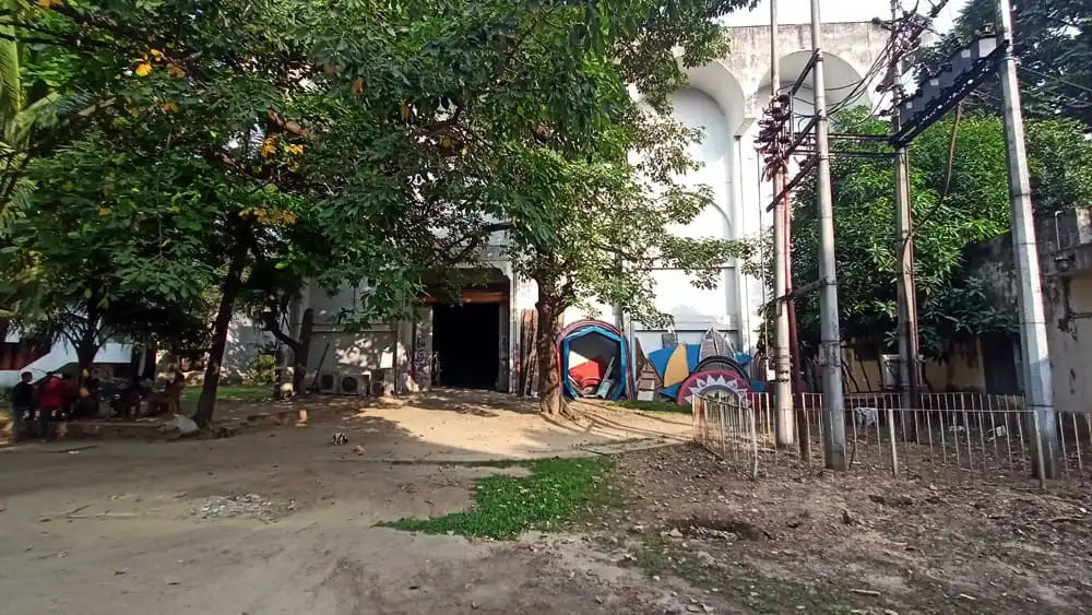 এফডিসির বাইরে একটি খোলা জায়গা, গাছপালা ও নির্মাণাধীন ভবন দেখা যাচ্ছে. Channel i News - চ্যানেল আই নিউজ