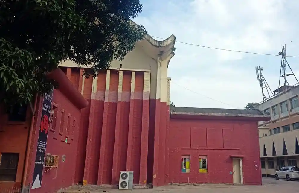 এফডিসির ভেতর-বাহিরের দৃশ্য, সিনেমা হলের পাশে নির্মাণাধীন ভবন. Channel i News - চ্যানেল আই নিউজ