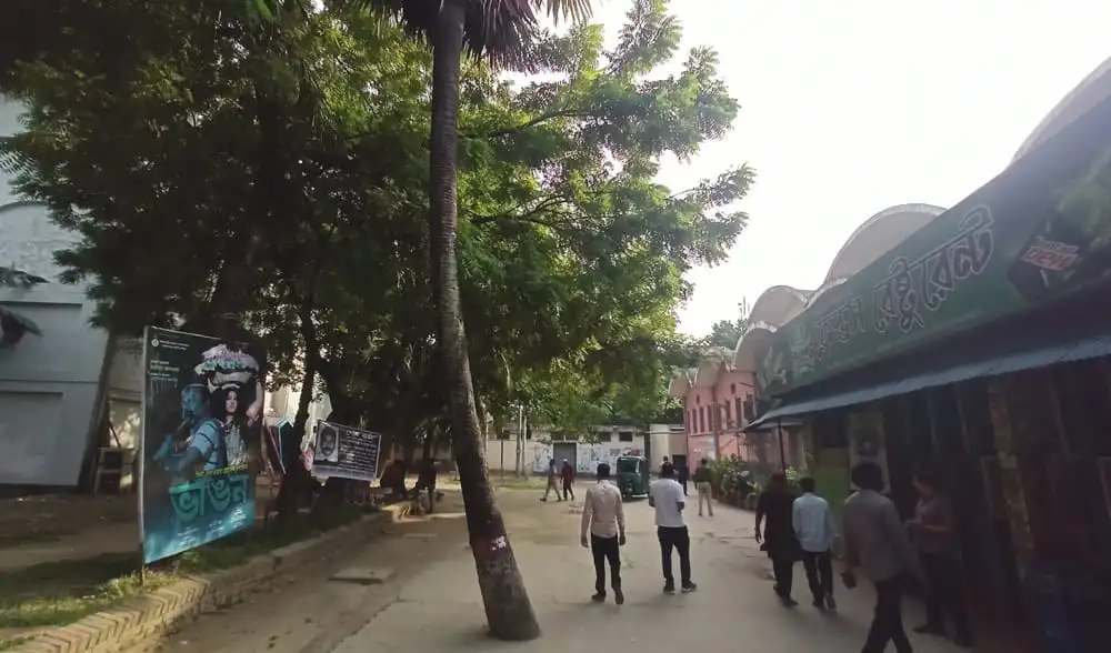 এফডিসিতে দর্শনার্থীরা ঘুরে বেড়াচ্ছেন, সিনেমা হলের সামনে. Channel i News - চ্যানেল আই নিউজ