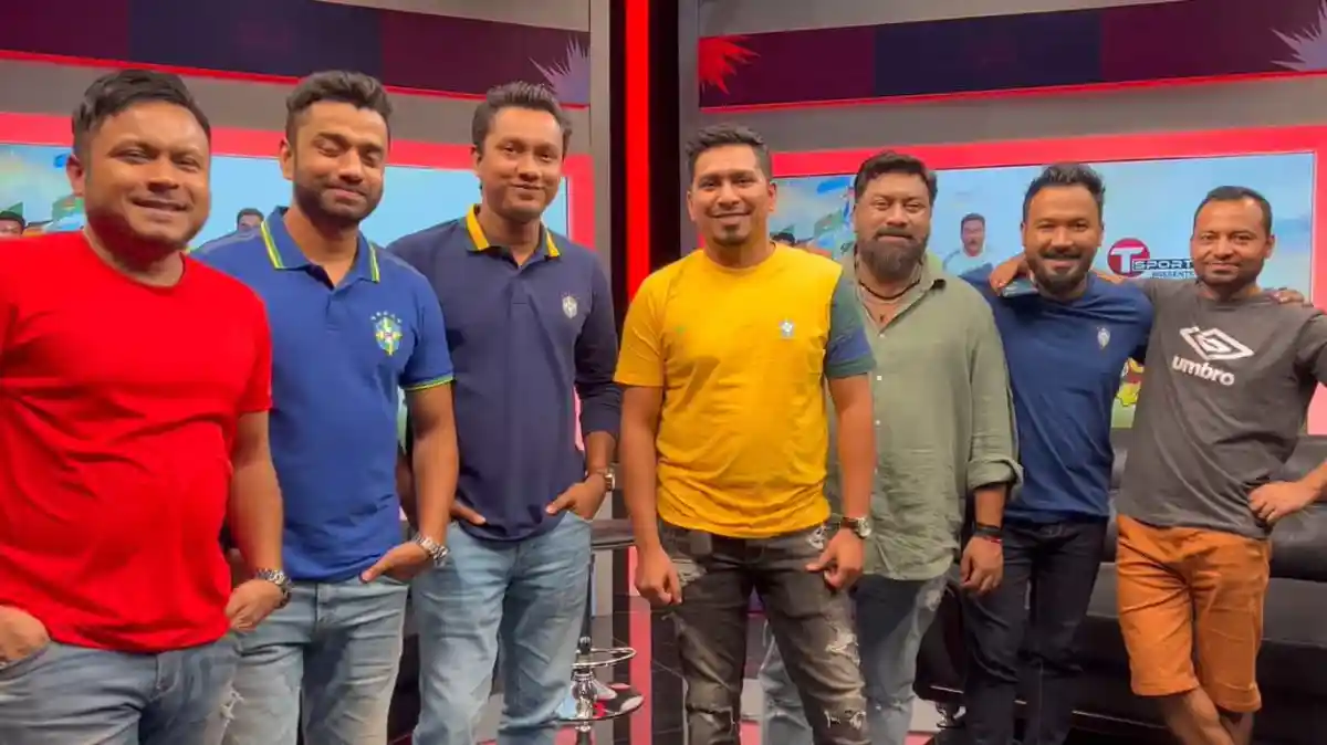 ফুটবলপ্রেমীদের একটি দল চ্যানেল আই অনলাইনের স্টুডিওতে হাসিমুখে ছবি তুলছে. Channel i News - চ্যানেল আই নিউজ