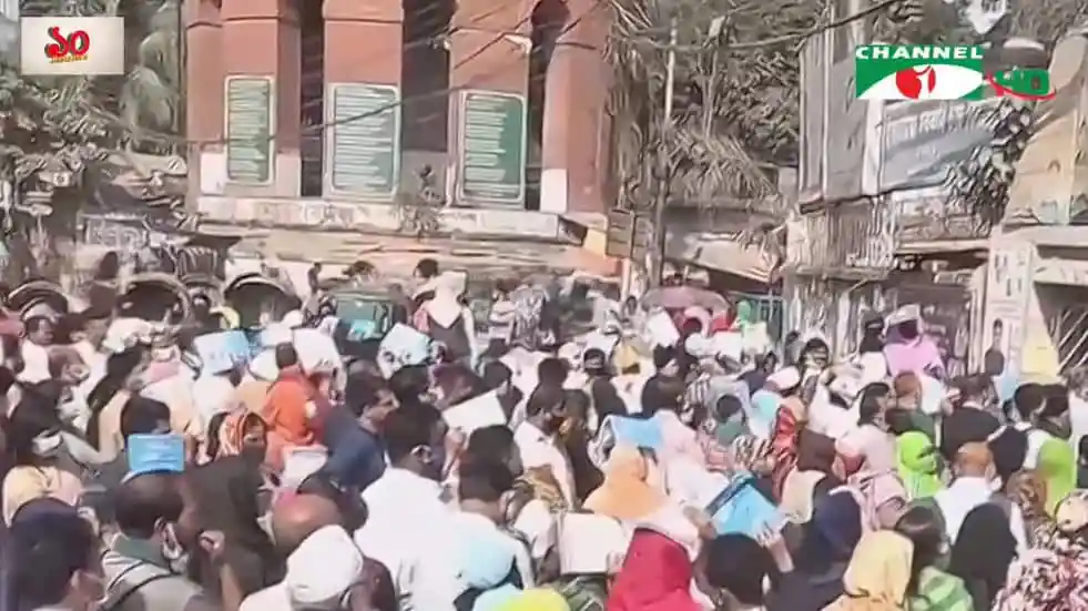 বাংলাদেশের বিভিন্ন স্কুলের শিক্ষার্থীরা এইচএসসি পরীক্ষা শুরু উপলক্ষে পরীক্ষার কেন্দ্রের বাইরে অপেক্ষ. Channel i News - চ্যানেল আই নিউজ