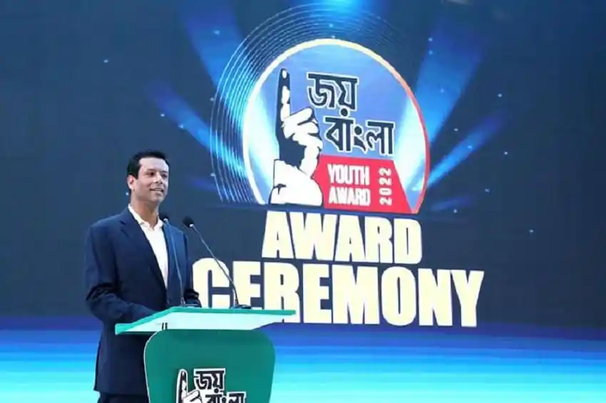তরুণরা যুব পুরস্কার গ্রহণের সময় মঞ্চে উপস্থিত. Channel i News - চ্যানেল আই নিউজ
