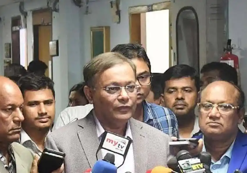 বিএনপি নেতাদের সমাবেশে সাংবাদিকদের প্রশ্নের উত্তর দিচ্ছেন একজন নেতা. Channel i News - চ্যানেল আই নিউজ