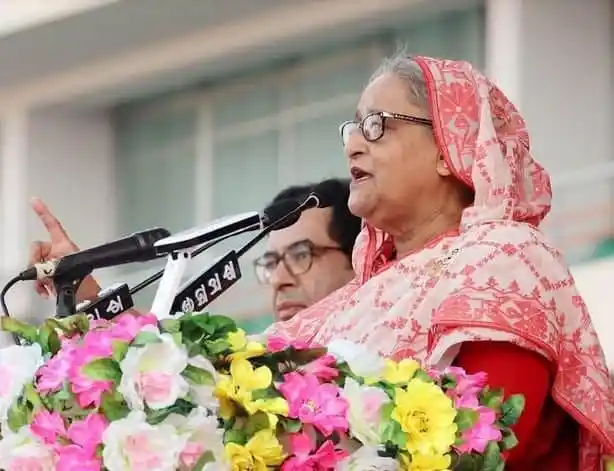 প্রধানমন্ত্রী নৌকা মার্কা প্রতীক নিয়ে ভাষণ দিচ্ছেন. Channel i News - চ্যানেল আই নিউজ