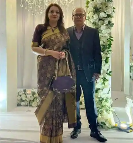 দুটি ব্যক্তি একটি অনুষ্ঠানে উপস্থিত, ফুলের সাজে সাজানো পেছনে সাদা পর্দা. Channel i News - চ্যানেল আই নিউজ