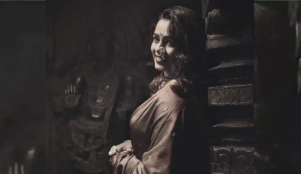 একজন মহিলা অভিনেত্রী ট্রাকের চাপায় আহত হন, ছবি কালো-সাদা. Channel i News - চ্যানেল আই নিউজ