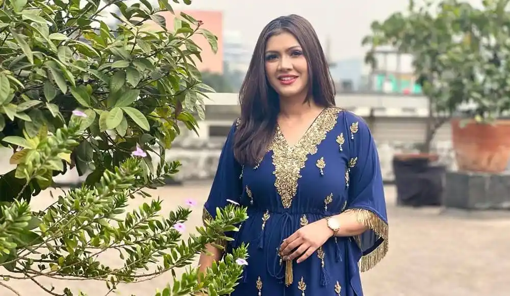 সৌন্দর্যবর্ধক পোশাক পরা নারী, বাগানে হাসিমুখে ছবি তোলা. Channel i News - চ্যানেল আই নিউজ