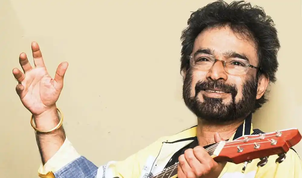 নচিকেতা বঙ্গবন্ধুকে নিয়ে গাইছেন, গিটার হাতে, হাসিমুখে. Channel i News - চ্যানেল আই নিউজ