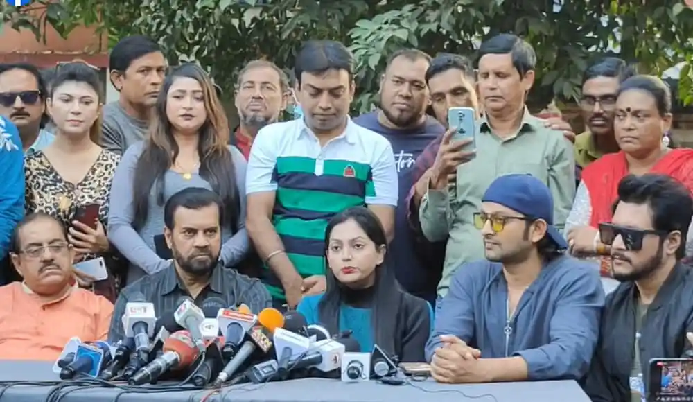নিপুণের সাক্ষাৎকারের সময় সাংবাদিক ও দর্শকদের উপস্থিতি. Channel i News - চ্যানেল আই নিউজ