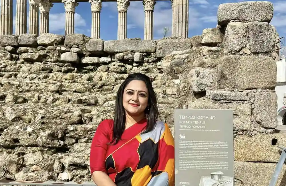 প্রাচীন রোমান টেম্পল এর সামনে সুমি হাসিমুখে দাঁড়িয়ে. Channel i News - চ্যানেল আই নিউজ