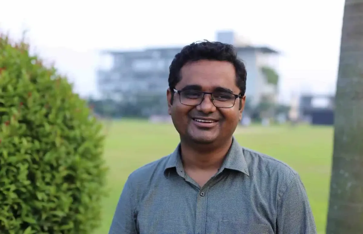 সরোজ মেহেদী হাসিমুখে, খোলা আকাশের নিচে, সবুজ গাছের পাশে. Channel i News - চ্যানেল আই নিউজ