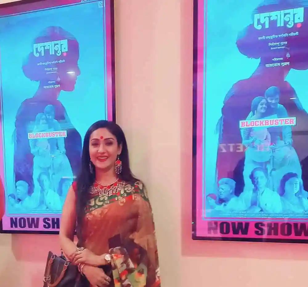 সিনেমা পোস্টারের সামনে হাস্যোজ্জ্বল নারী দর্শক. Channel i News - চ্যানেল আই নিউজ