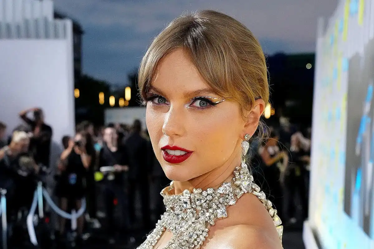 Taylor Swift at a public event with a glamorous look and pearl jewelry. Channel i News - চ্যানেল আই নিউজ