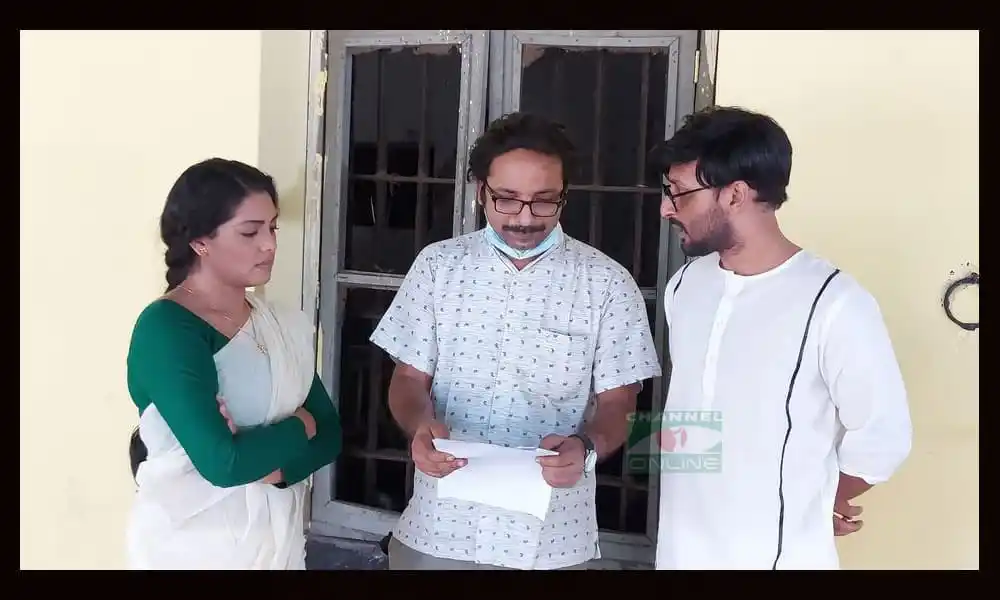 তিনজন মানুষ একটি ঘরের বাইরে আলোচনা করছে. Channel i News - চ্যানেল আই নিউজ