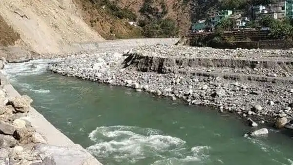 নেপালিদের পাথরবৃষ্টি ও ভারতীয় শ্রমিকদের উপরে আঘাত. Channel i News - চ্যানেল আই নিউজ