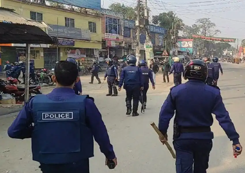পঞ্চগড়ের সংঘর্ষস্থলে পুলিশ সদস্যরা নিরাপত্তা ব্যবস্থা নিচ্ছেন. Channel i News - চ্যানেল আই নিউজ