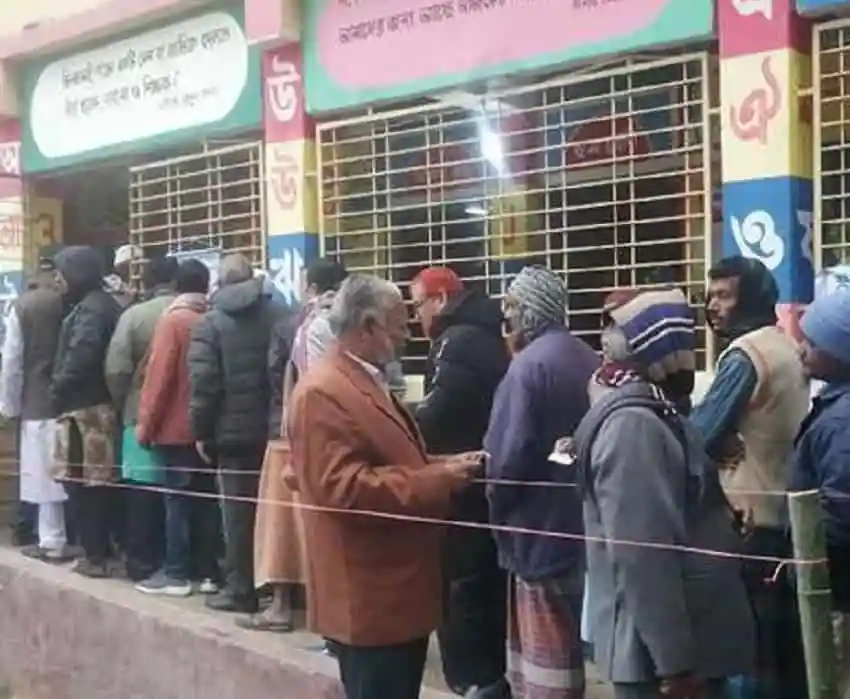 রংপুর সিটি নির্বাচনে ভোটাররা লাইনে দাঁড়িয়ে ভোট দিচ্ছেন. Channel i News - চ্যানেল আই নিউজ