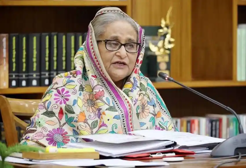 প্রধানমন্ত্রী ভাষণে বসে, পাণ্ডুলিপি ও নথিপত্রের পাশে. Channel i News - চ্যানেল আই নিউজ