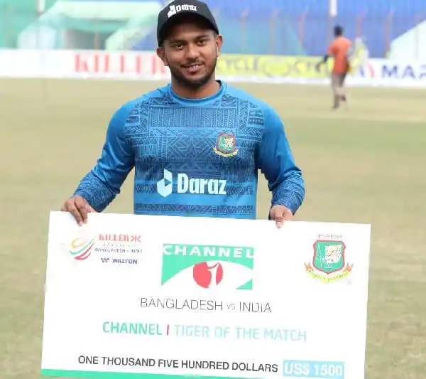 বাংলাদেশের ক্রিকেটার জাকির ‘টাইগার অব দ্য ম্যাচ’ পুরস্কার গ্রহণ করছেন. Channel i News - চ্যানেল আই নিউজ