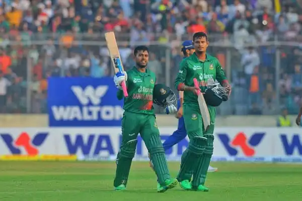 বাংলাদেশ ক্রিকেটাররা মাঠে, মিরাজ ও মাহমুদউল্লাহ খেলছেন. Channel i News - চ্যানেল আই নিউজ